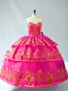 Organza rosa caliente con cordones vestidos de quinceañera sin mangas bordados y capas con volantes