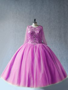 Vestido de quinceañera abalorios abalorios lila con volantes, mangas largas, tul largo hasta el suelo.