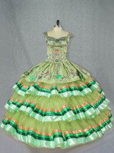 Agraciadas correas de color verde oliva con cordones bordados y capas con volantes vestidos de bola de membrillo sin mangas
