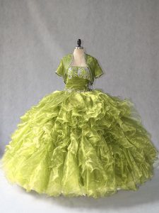 Sofisticado vestido de quinceañera sin mangas hasta el suelo con cuentas y volantes de organza verde oliva