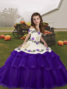 Precioso vestido de color púrpura con cordones vestido de desfile de niñas pequeñas y volantes capas sin mangas hasta el suelo