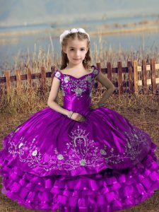 Diseño personalizado hasta el suelo púrpura niños desfile vestido fuera del hombro sin mangas de encaje