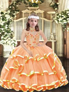 Increíbles aplicaciones en la parte superior del halter de color naranja y capas con volantes, vestido de desfile infantil sin mangas con cordones
