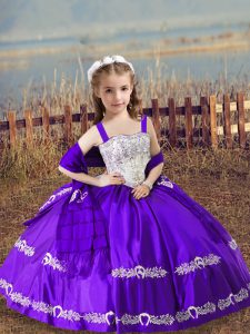 Púrpura correas escote abalorios y bordado niña desfile vestidos sin mangas hasta