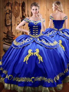 Impresionante azul real con cordones en los hombros, bordado y bordado. 15 vestido de quinceañera, satén y organza sin mangas