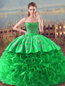 Vestido sin mangas con 15 vestidos de quinceañera y volantes de tela verde con flores onduladas