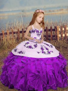 Púrpura correas escote bordado vestidos de desfile para niñas sin mangas con cordones