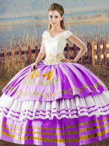 Admirable longitud del piso de organza sin mangas con cordones dulces 16 vestidos en color lila con bordados y capas con volantes