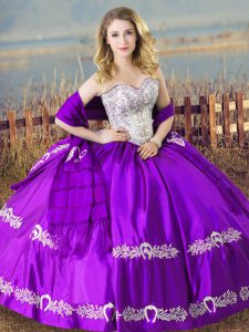 Vestidos de quinceañera con cordones púrpuras, abalorios y bordados sin mangas hasta el suelo