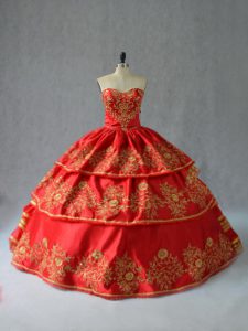 El mejor bordado sin mangas rojo hasta el suelo y las capas con volantes en un vestido de quinceañera dulce 16