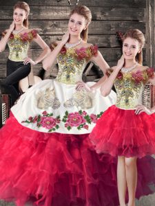 Rosa tradicional y tres piezas blancas fuera del hombro bordado sin mangas y volantes hasta el suelo con cordones dulce 16 vestido