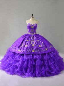 Organza púrpura con cordones sin mangas piso longitud dulce 16 vestido de quinceañera bordado y volantes