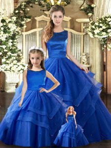 Gloriosos royal blue ball bowns scoop sin mangas de tul hasta el suelo con cordones capas onduladas vestidos de quinceañera