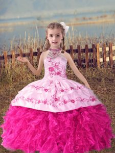 Atractivos vestidos de color rosa brillante vestidos de desfile de bodas con abalorios, bordados y volantes sin mangas con encaje hasta la parte superior