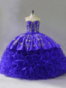 Novia de moda sin mangas con brocha tren con cordones vestidos de quinceañera tela púrpura con flores onduladas