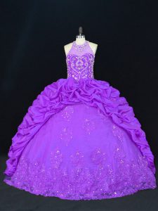 Atractivo vestido de quinceañera con cordones, sin mangas, hasta el suelo, en color púrpura con abalorios y apliques, bordados y pick ups