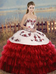 Sexy bordado de corazón blanco y rojo y capas con volantes y vestido de quinceañera de bowknot sin mangas con cordones