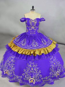 Elegantes vestidos de bola morados de satén fuera del hombro bordado sin mangas hasta el suelo con cordones vestido de quinceañera