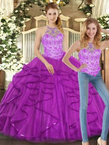Vestido de quinceañera sin mangas con cordones en la parte superior sin mangas de color púrpura y volantes.