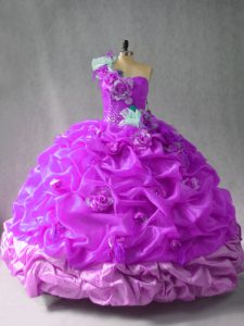 Púrpura, vestido de quinceañera, sin mangas y con cordones.