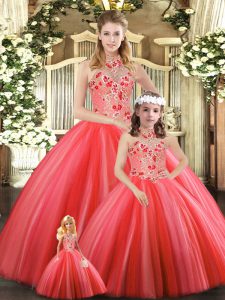 Vestido de quinceañera con cordones de color rojo coral modesto sin mangas hasta el suelo con cordones