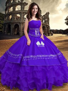 Vestidos de fiesta adorables vestido de quinceañera, satén sin tirantes de color púrpura y organza sin mangas hasta el suelo.