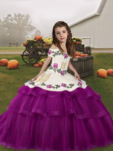 Perfecta sin mangas hasta el suelo bordado y capas con volantes del vestido del desfile de los niños con púrpura