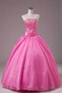 Excepcional rosa rosa con encaje hasta el bordado sin tirantes dulce 16 vestido de quinceañera organza sin mangas
