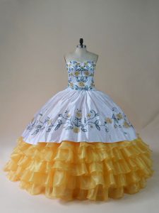 Bordados de moda y capas onduladas vestidos de quinceañera amarillos y blancos con cordones hasta el suelo sin mangas
