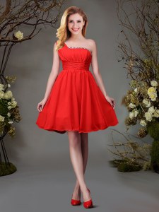 Una longitud del hombro mini vestido rojo dama vestido sin mangas de perlas y arrugado