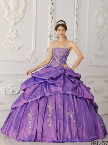 Púrpura Vestido De Fiesta Estrapless Hasta El Suelo Tafetán Bordado Y Bordado Vestido De Quinceañera