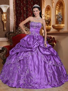 Púrpura Vestido De Fiesta Estrapless Hasta El Suelo Tafetán Bordado Con Bordado Vestido De Quinceañera