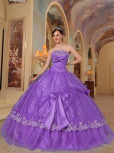 Púrpura Vestido De Fiesta Estrapless Hasta El Suelo Bows Lentejuelas Y Organdí Vestido De Quinceañera