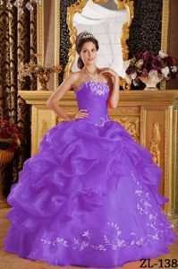 Púrpura Vestido De Fiesta Estrapless Hasta El Suelo Bordado Organdí Vestido De Quinceañera