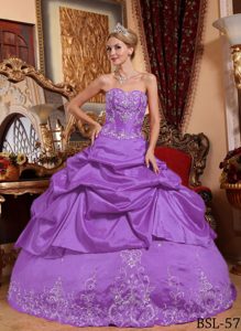 Púrpura Vestido De Fiesta Dulceheart Hasta El Suelo Tafetán Bordado Con Bordado Vestido De Quinceañera