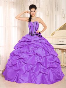Púrpura Beaded Y Flor Hecha A Manos Vestido De Quinceañera Con Pick-ups