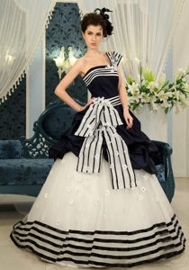 Navy Azul Y Blanco Pick-ups Estrapless Cepillo Moderno Wedding Vestido Con Organdí para Customize 2015