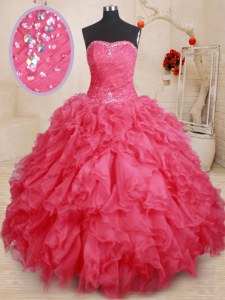 Los vestidos de bola coralinos de gama alta que rebordean y rizan el vestido del quinceanera atan para arriba la longitud sin mangas del piso del organza