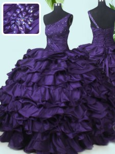Una púrpura del hombro ata para arriba los vestidos de bola del membrillo que rebordean y recogen la longitud sin mangas del piso