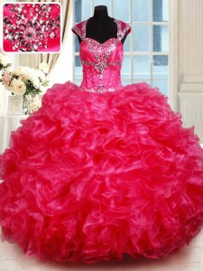 Captivating vestidos de fiesta de color rosa caliente capucha capucha mangas longitud de piso de organza backless rebordear y volantes vestido de cumpleaños 15