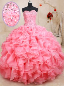 El cordón rosado ata dulce 16 vestidos que rebordean y ruffles la longitud sin mangas del piso