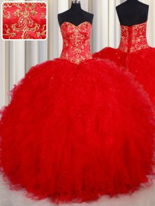 El escote rojo que rebordea y los vestidos quinceañera del bordado sin mangas del cordón rebordean para arriba