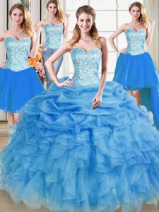 Cuatro pedazos de los vestidos de bola azules del organza que rebordean sin mangas y las colmenas y las recolecciones suben la longitud atan para arriba dulce 16 vestido del quinceanera