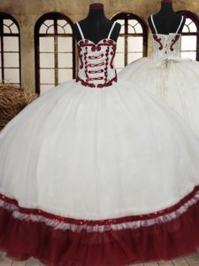 Las correas diseñadas por encargo blanco y los vestidos de bola rojos que rebordean los 16 vestidos dulces atan para arriba la longitud sin mangas del piso del organza