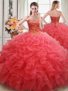 La mayoría de los vestidos de bola coralinos rojos que rebordean y los vestidos de quinceanera de las colmenas atan para arriba la longitud sin mangas del piso del organza