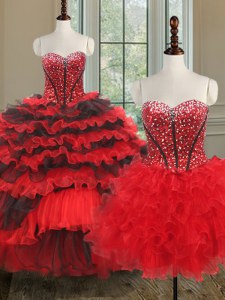 Tres pedazos de los vestidos de bola negros y rojos que rebordean y rizaron las capas 15 vestido del quinceanera atan para arriba la longitud sin mangas del piso del organza