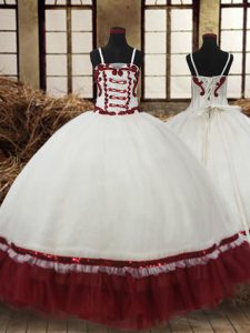 Los vestidos baratos blancos y rojos del vino satén y las correas del organza longitud sin mangas del piso que rebordean atan para arriba los vestidos del desfile de las muchachas