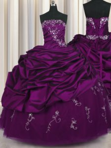 Sin mangas de longitud del piso de rebordear y bordados y pick ups de encaje hasta vestido de quinceañera con púrpura