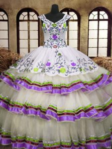 Shining organza sin mangas piso longitud dulce 16 vestido de quinceañera y el bordado y las capas de rizado