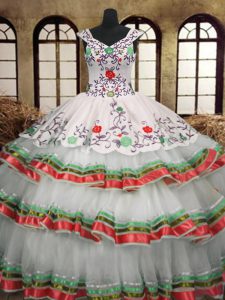 Encanto multicolor encaje hasta vestidos de quinceanera bordado y capas con volantes longitud del piso sin mangas
